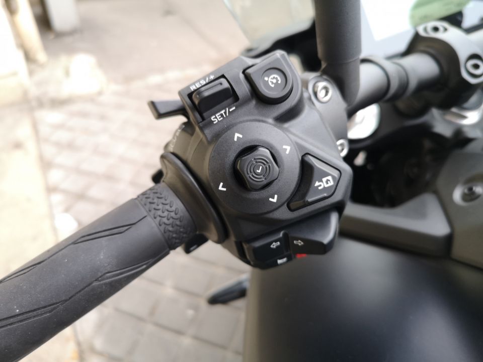 YAMAHA MT-09  Y-AMT 32