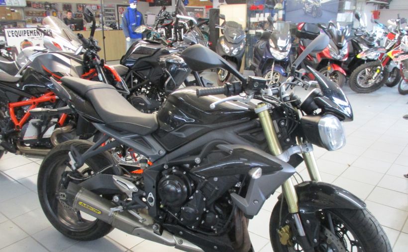 TRIUMPH STREET TRIPLE 675 1