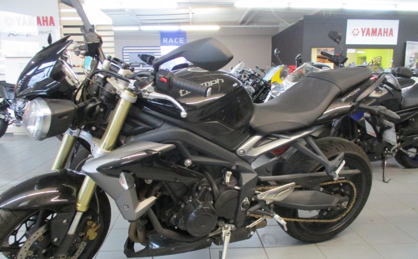 TRIUMPH STREET TRIPLE 675 2
