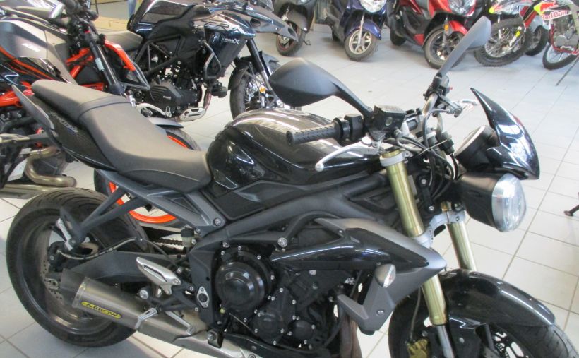 TRIUMPH STREET TRIPLE 675 3