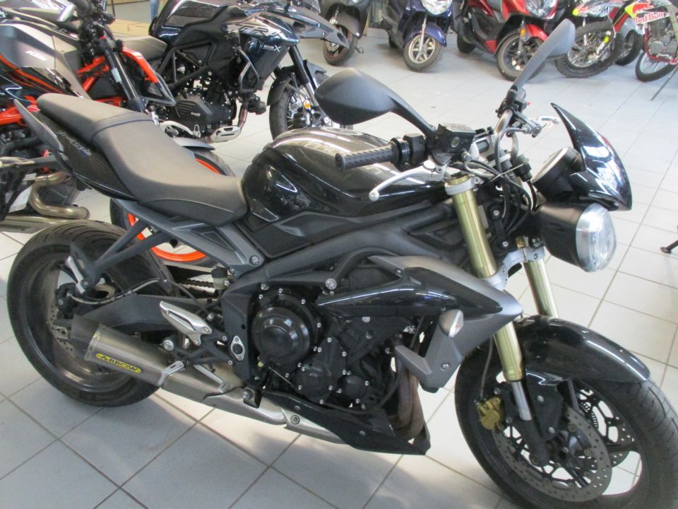 TRIUMPH STREET TRIPLE 675 30