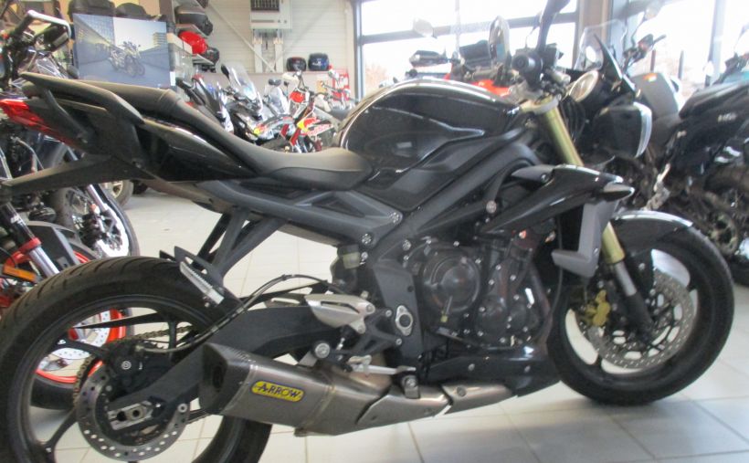 TRIUMPH STREET TRIPLE 675 4