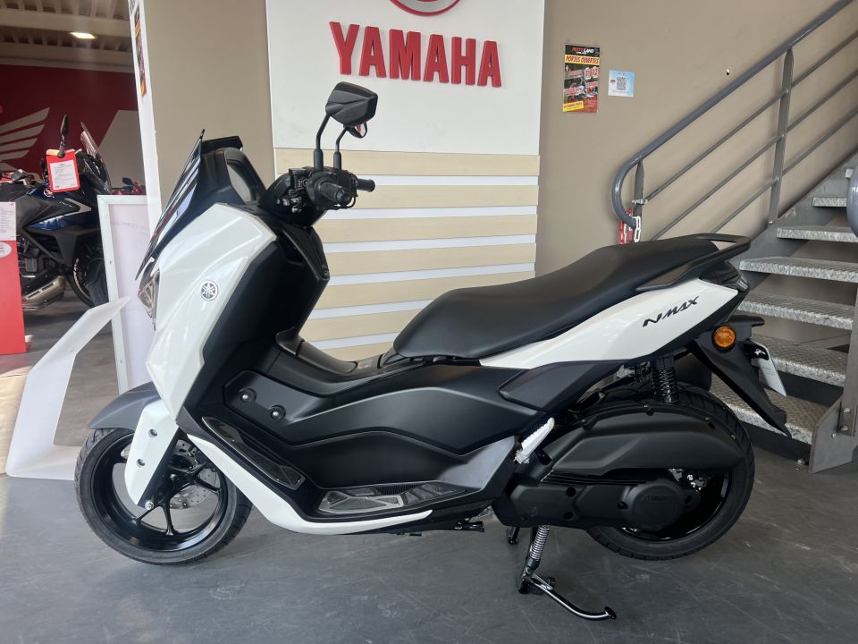 YAMAHA NMAX 125 32