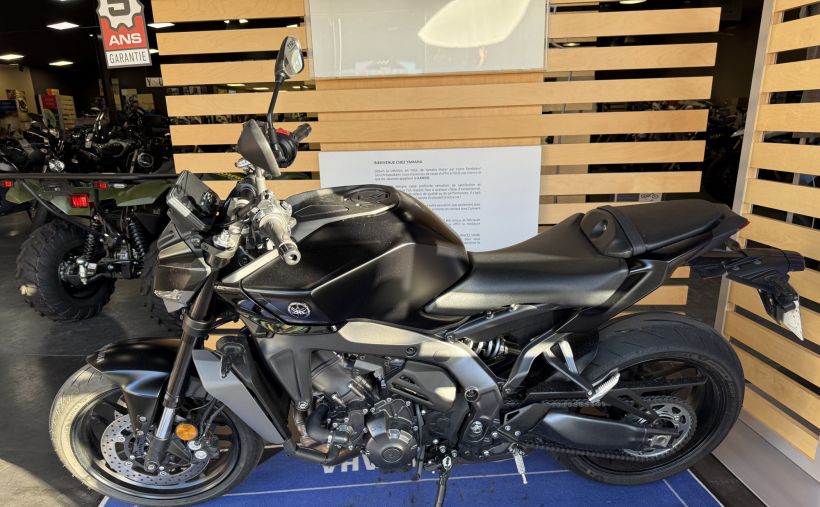 YAMAHA MT-09  Y-AMT 1