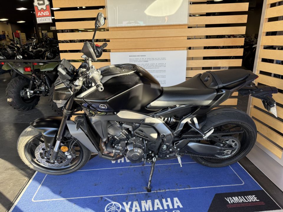 YAMAHA MT-09  Y-AMT 1