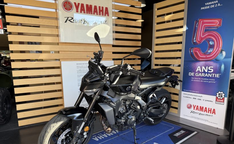 YAMAHA MT-09  Y-AMT 0