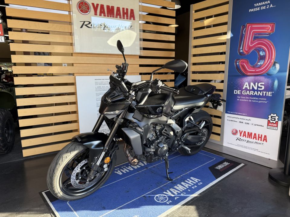YAMAHA MT-09  Y-AMT 0