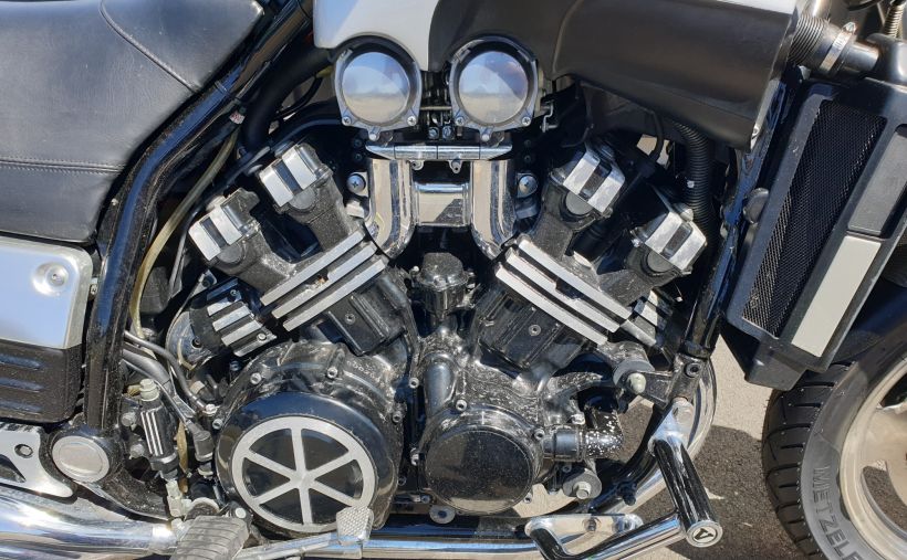 YAMAHA VMAX 1200 CARBONE 1