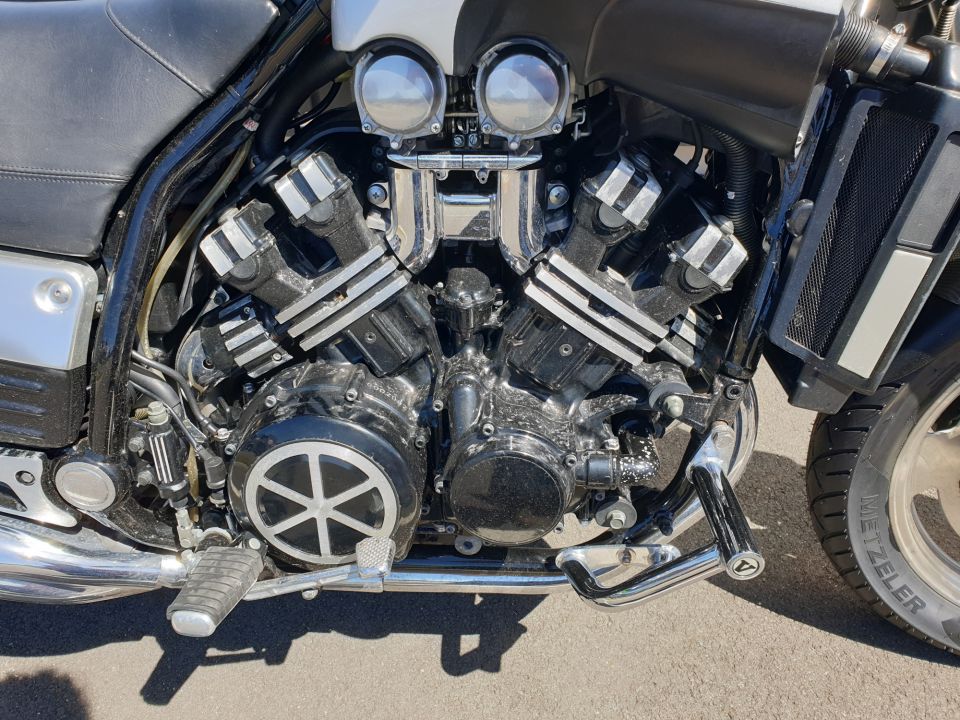 YAMAHA VMAX 1200 CARBONE 5