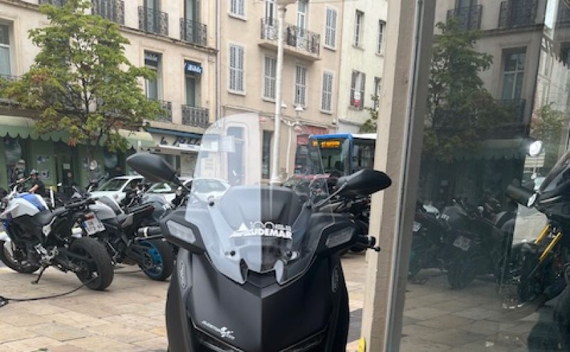 YAMAHA XMAX 300 Tech Max 2