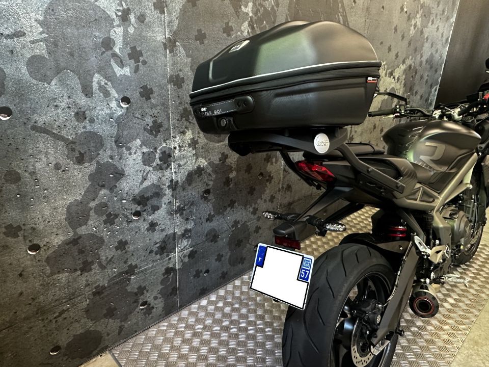 TRIUMPH STREET TRIPLE 765 R 18