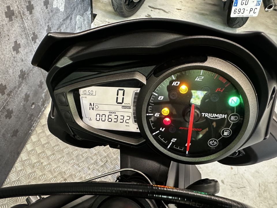 TRIUMPH STREET TRIPLE 765 R 27