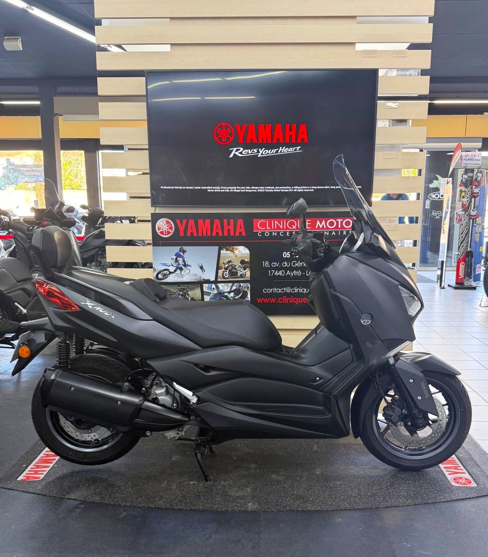 YAMAHA XMAX 300 0