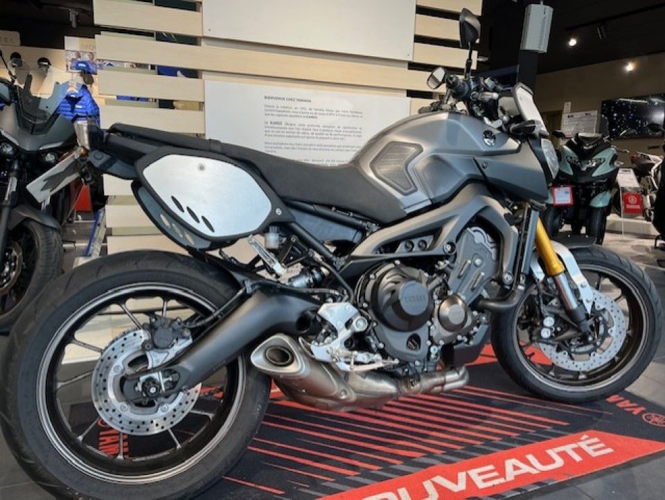 YAMAHA MT-09 4