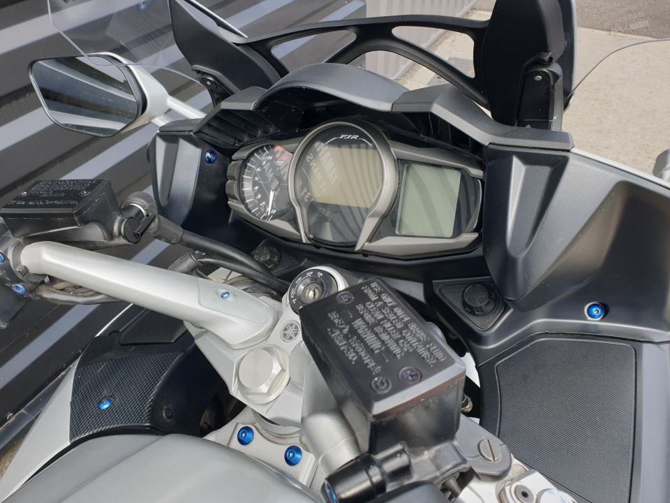 YAMAHA FJR 1300 AE 25