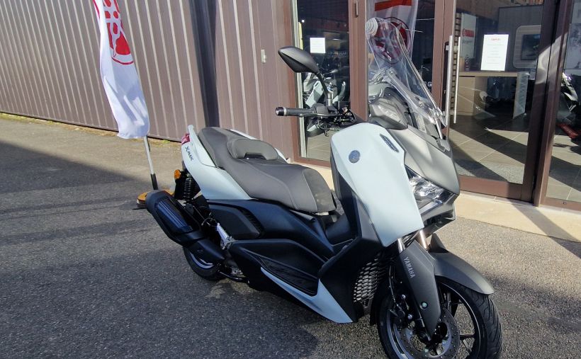 YAMAHA XMAX 300 Tech Max 1