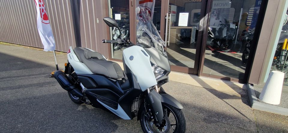 YAMAHA XMAX 300 Tech Max 1