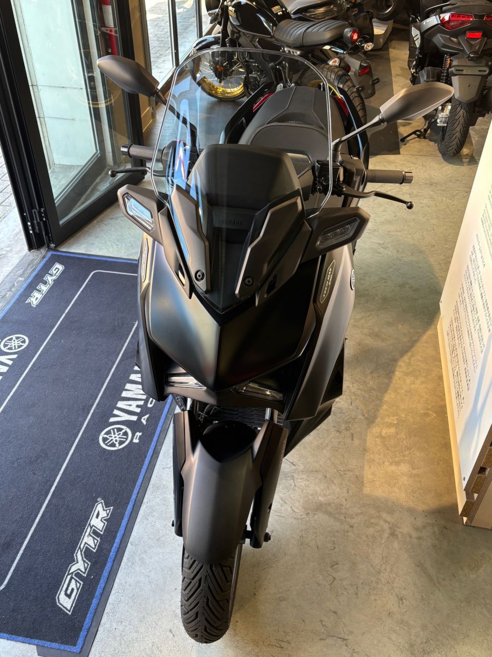 YAMAHA XMAX 300 Tech Max 1