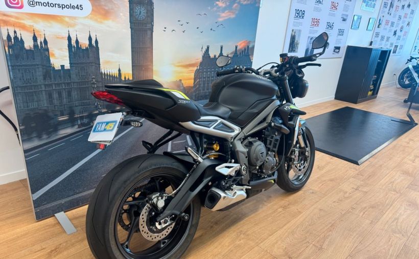 TRIUMPH STREET TRIPLE 765 RS 1