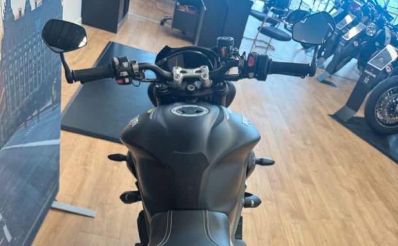 TRIUMPH STREET TRIPLE 765 RS 2