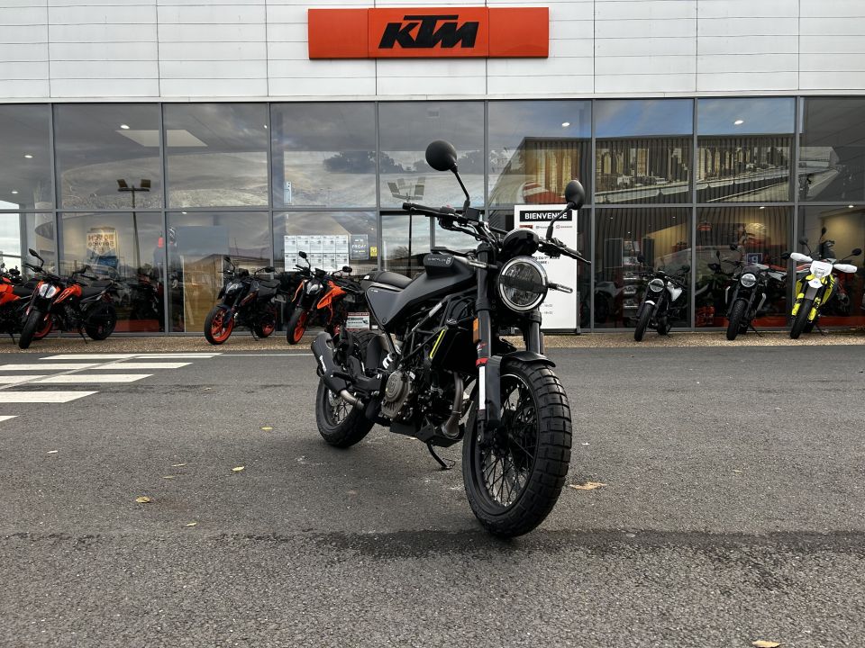 HUSQVARNA SVARTPILEN 125 ABS 39