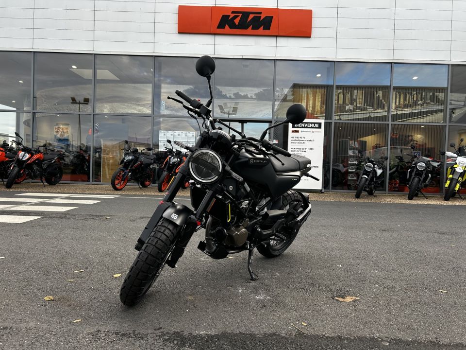 HUSQVARNA SVARTPILEN 125 ABS 52