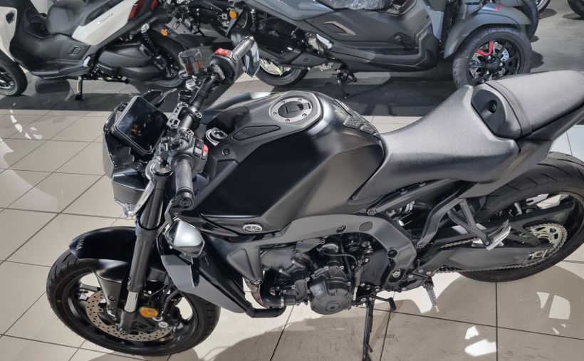 YAMAHA MT-09 6
