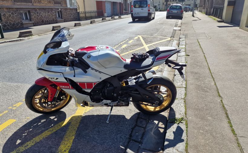 YAMAHA YZF 1000 R1 60TH 2