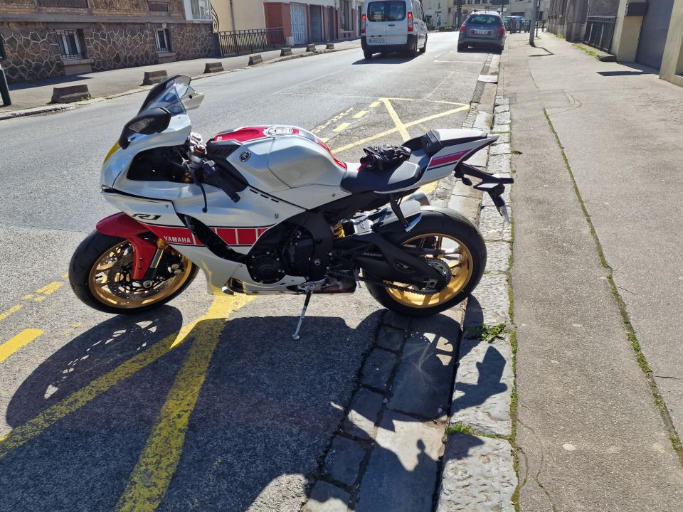 YAMAHA YZF 1000 R1 60TH 2