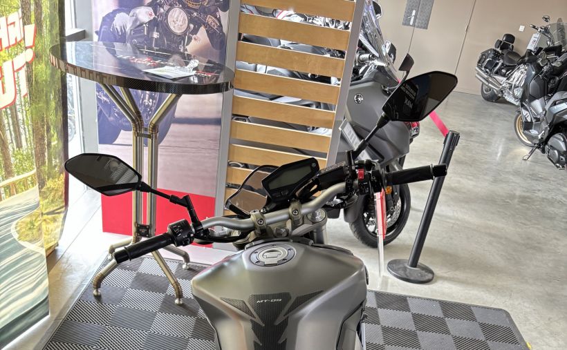 YAMAHA MT-09 4