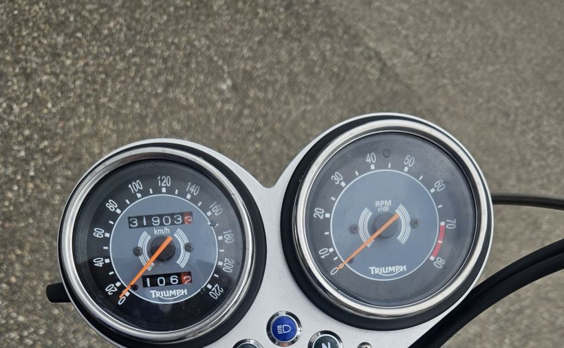 TRIUMPH BONNEVILLE 865 T100 6