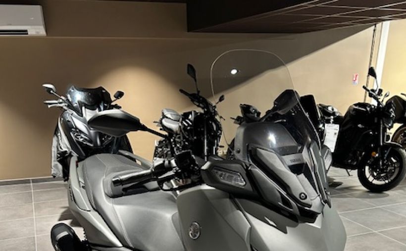 YAMAHA XMAX 300 0
