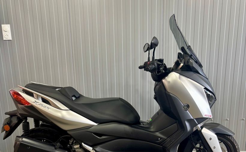 YAMAHA XMAX 300 0