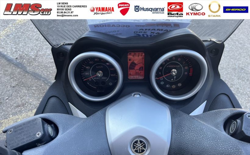 YAMAHA X-MAX 250 6