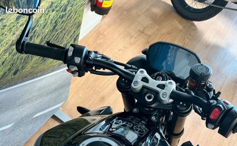 TRIUMPH STREET TRIPLE 765 RS 1