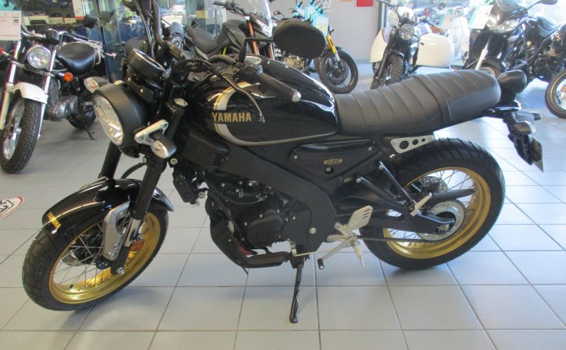 YAMAHA XSR 125 Legacy 10