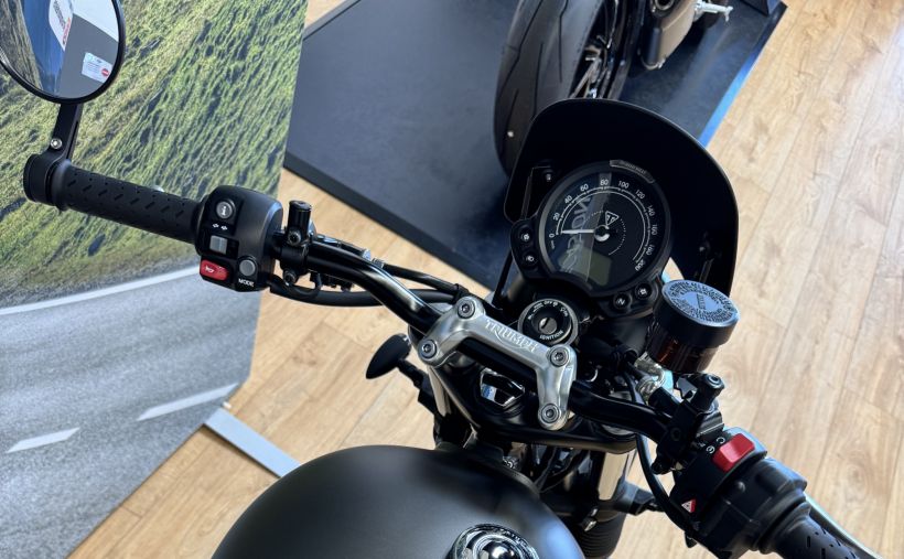TRIUMPH STREET TWIN  900 6