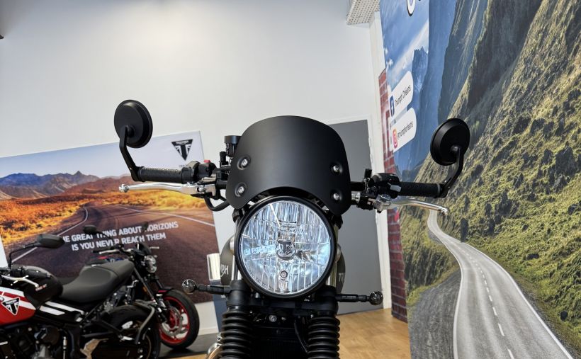 TRIUMPH STREET TWIN  900 8