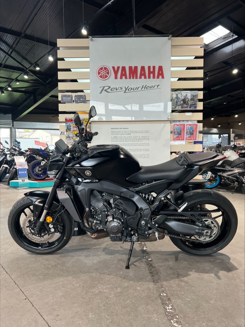YAMAHA MT-09  Y-AMT 1