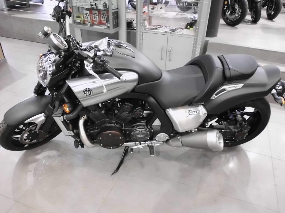 YAMAHA V-MAX 1700 0