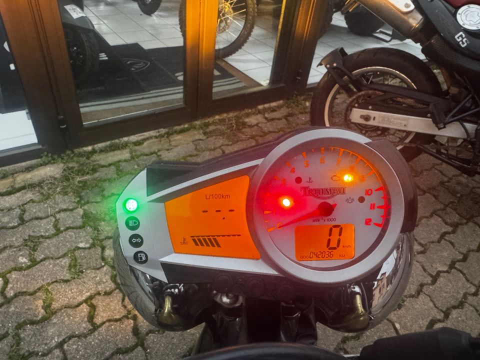 TRIUMPH SPEED TRIPLE 1050 27