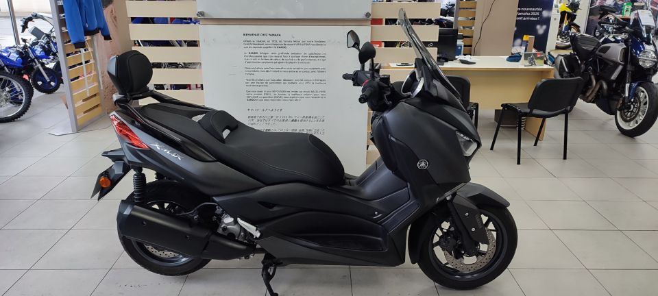YAMAHA XMAX 300 0