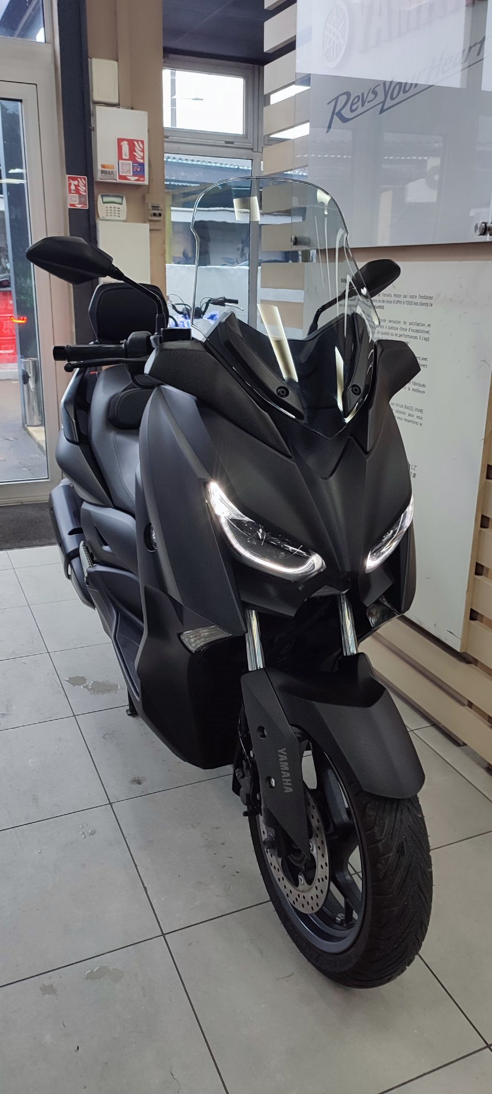 YAMAHA XMAX 300 9