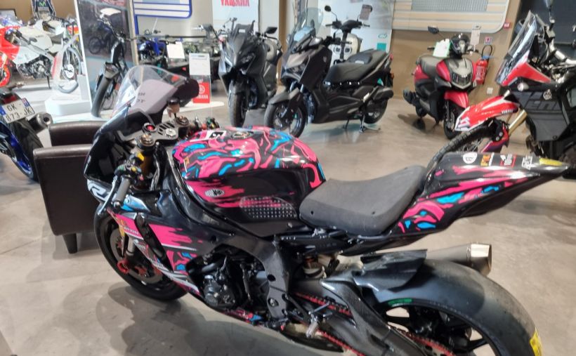 YAMAHA YZF 1000 R1 2
