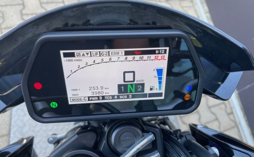 YAMAHA MT-10 6