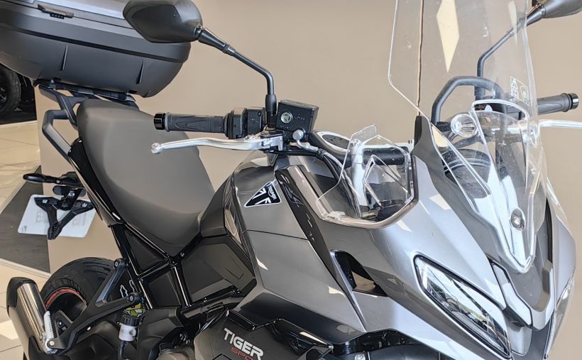 TRIUMPH TIGER 800 2