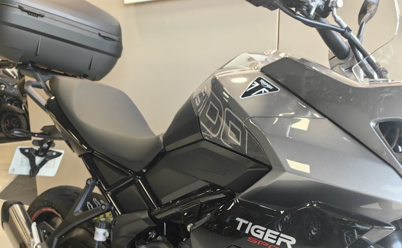TRIUMPH TIGER 800 10