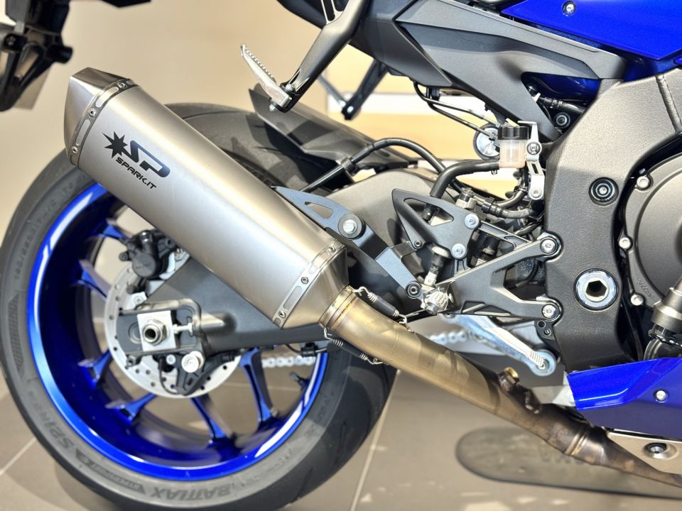 YAMAHA YZF 1000 R1 3