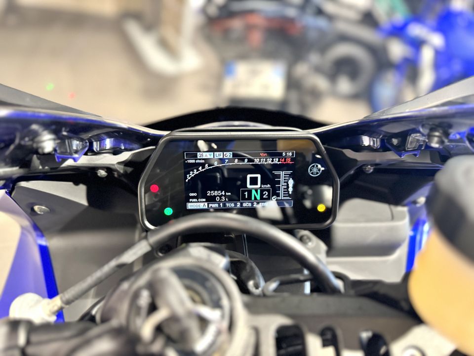 YAMAHA YZF 1000 R1 4