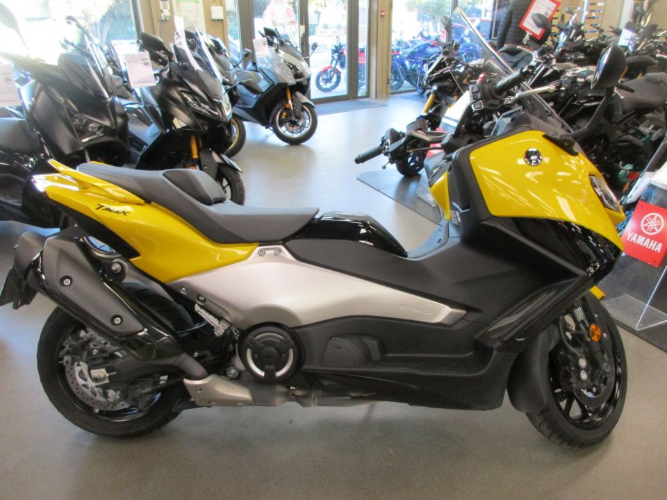 YAMAHA XP T-MAX 560 2